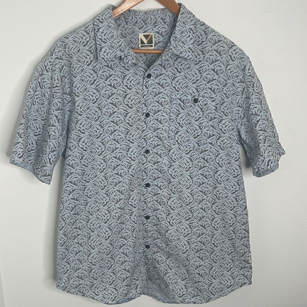 Voyager casual button down short sleeve cotton shirt.  Size Large.